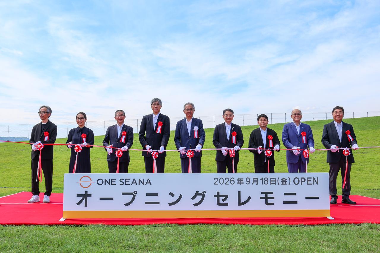 画像: オープニングセレモニーのテープカットの瞬間です。
