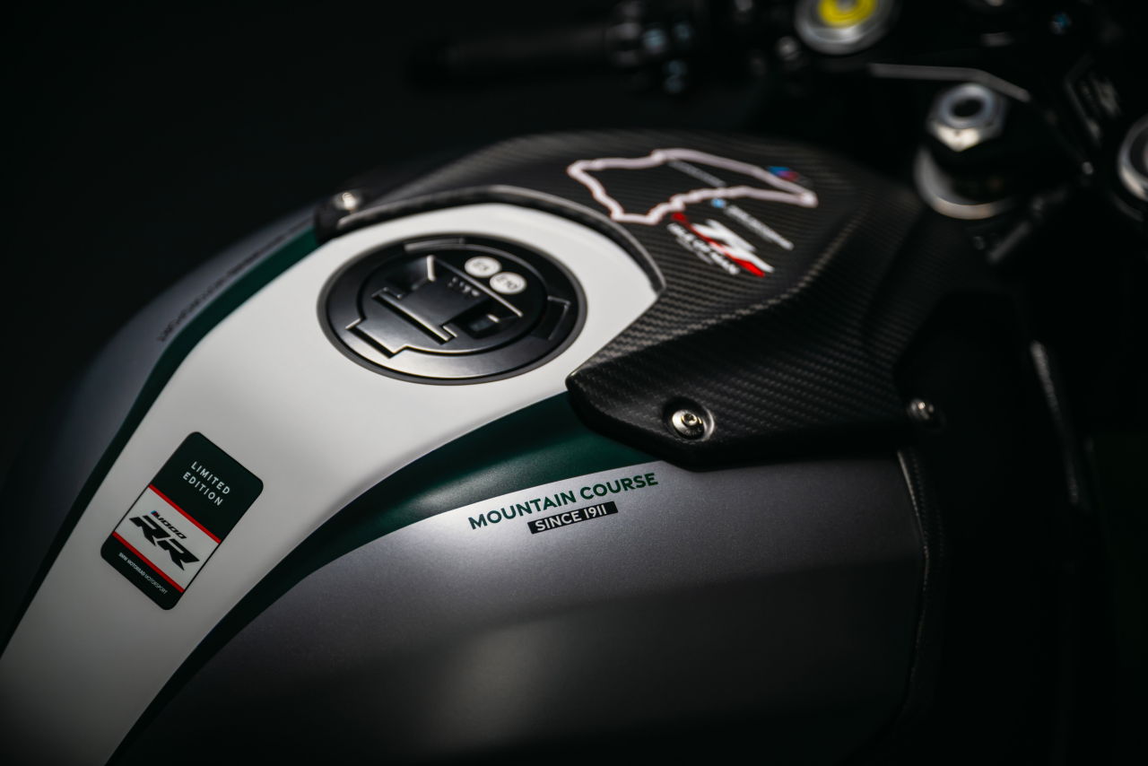 画像1: 【限定たった2台】世界でも限定115台! BMWが900万円の公道レース記念「M1000RR」特別仕様を抽選発売