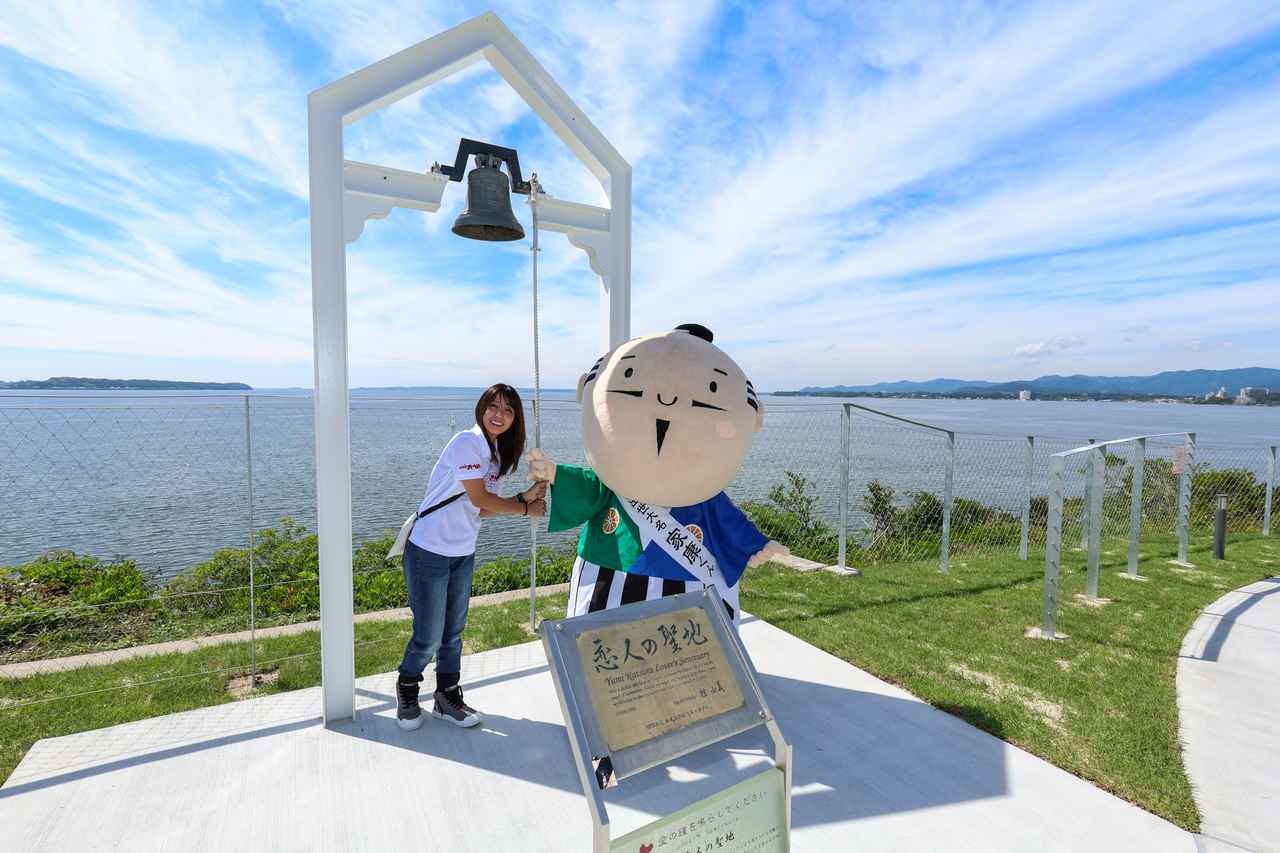 画像: 浜名湖のほとりスペースには、「恋人の聖地」である鐘が。浜松市マスコットキャラクター はままつ福市長「出世大名家康くん」と一緒に鳴らしてきました。