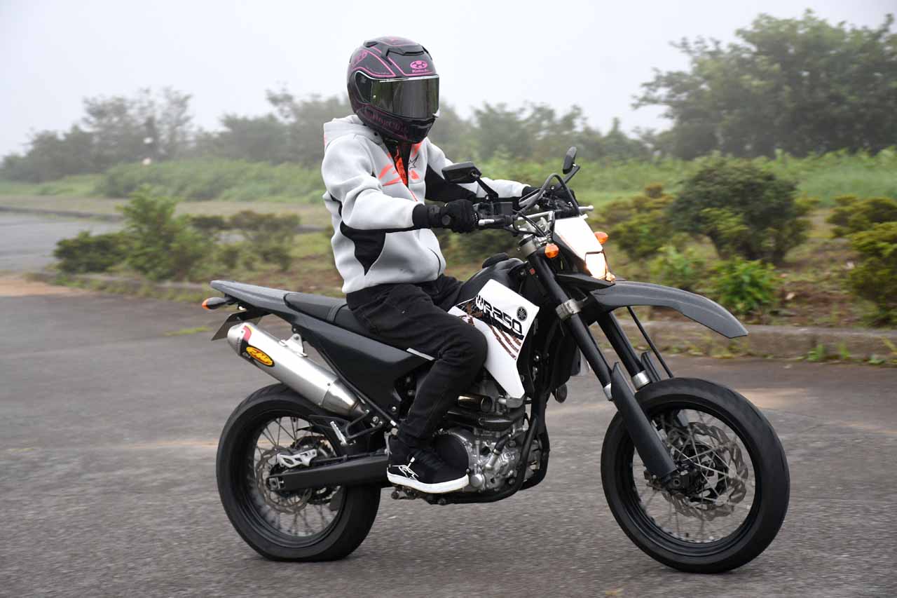 画像1: チュートリアル福田充徳さん+WR250X。バイク持ち芸人としておなじみの福ちゃんは、今回WR250Xで箱根へ。「ゲキ速や250ccモタードやけどお尻の痛さが30分で限界!」