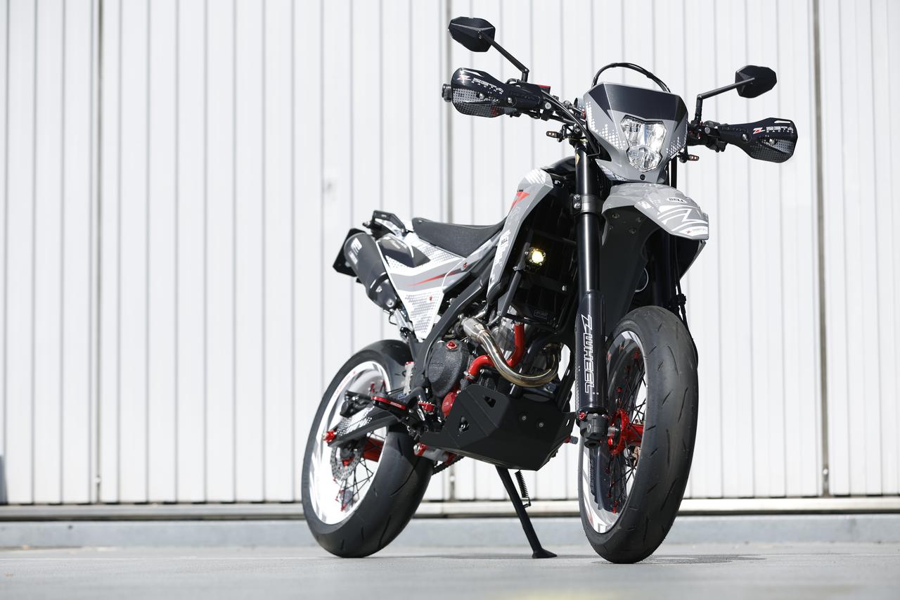 画像: ホンダ「CRF250L」を本気でモタード化! ダートフリークの2024年最新カスタムデモ車を徹底解説 - webオートバイ