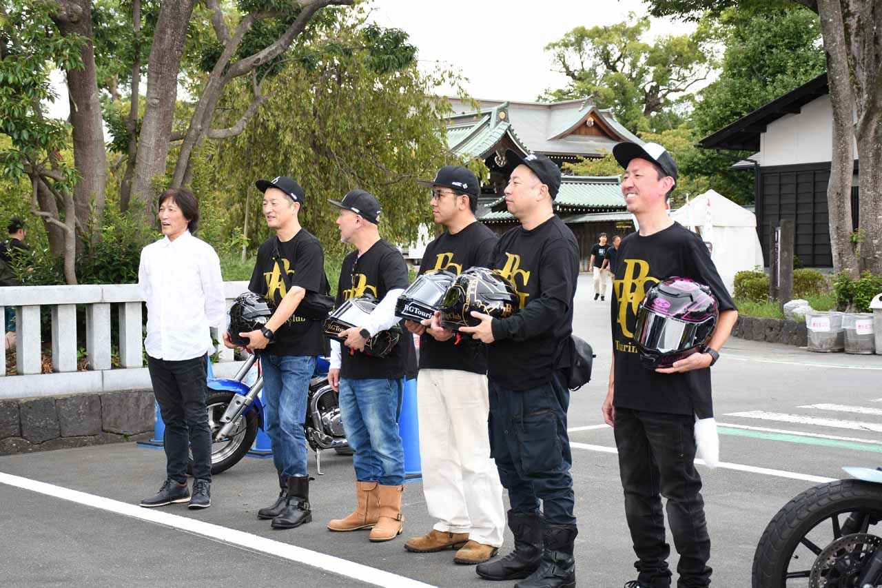 画像: 出発前に参加者の皆さんにご挨拶。左がバイカーズパラダイス加藤代表。