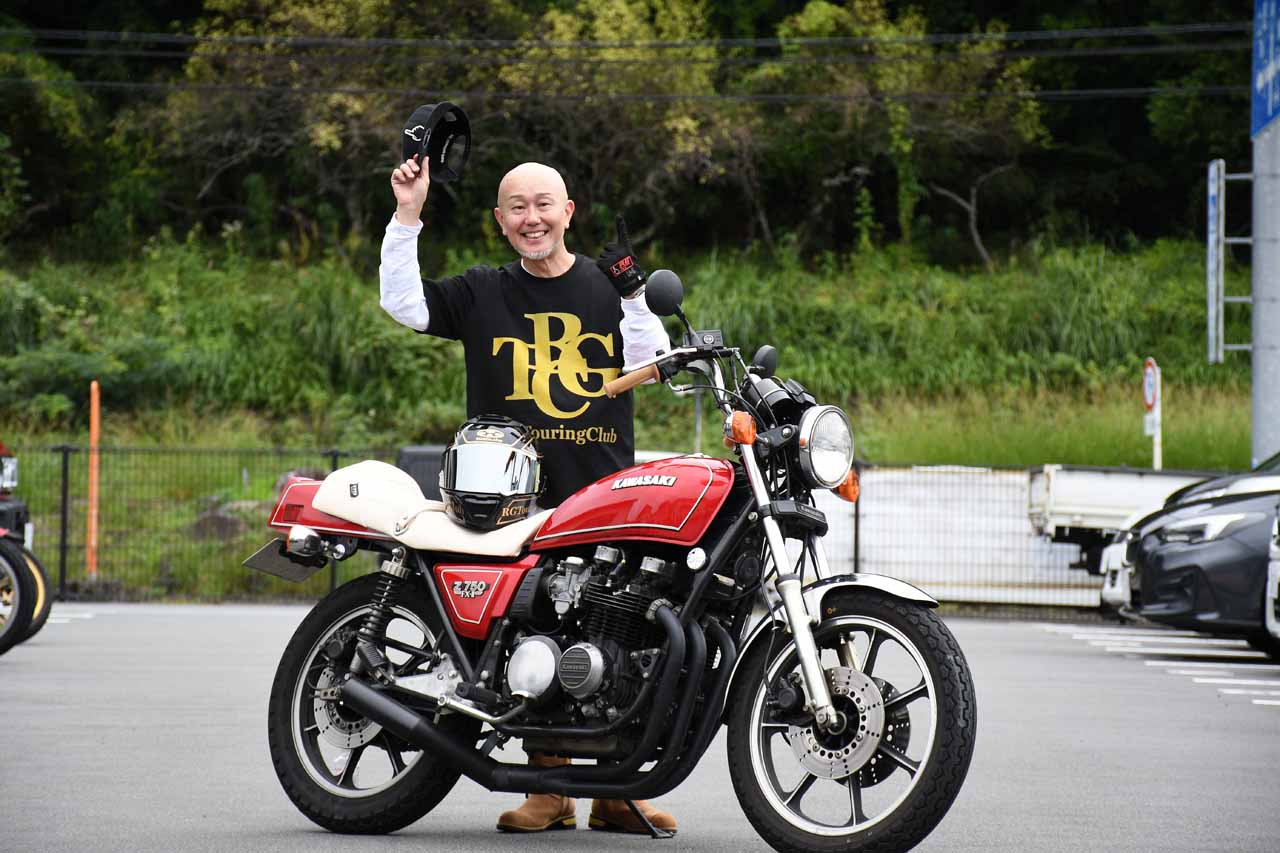画像3: パタパタママ下畑博史さん+Z750FX2。昨年のこのツーリングにはVT250FEで参戦したから、と今年に入って完成したFX2で参加。ちょっとイカツい仕様で参加者の注目の的!
