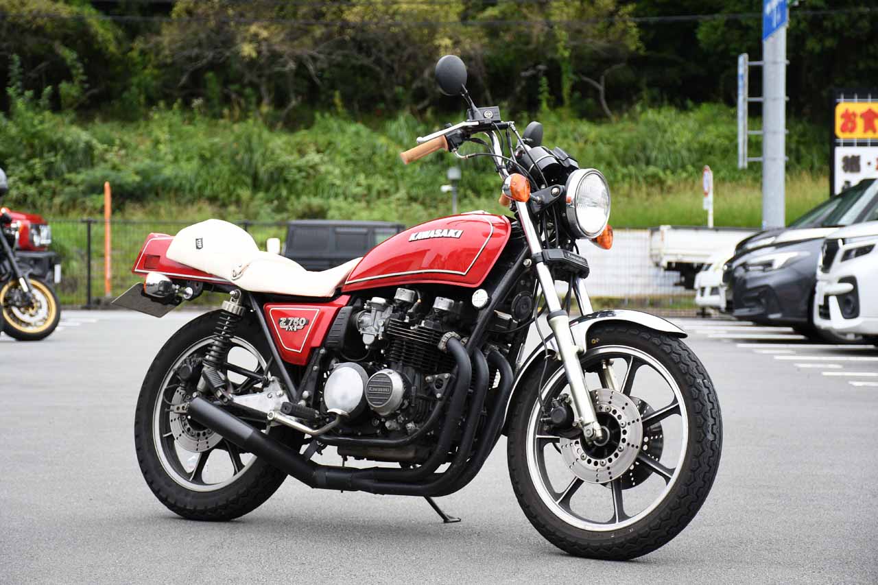画像2: パタパタママ下畑博史さん+Z750FX2。昨年のこのツーリングにはVT250FEで参戦したから、と今年に入って完成したFX2で参加。ちょっとイカツい仕様で参加者の注目の的!