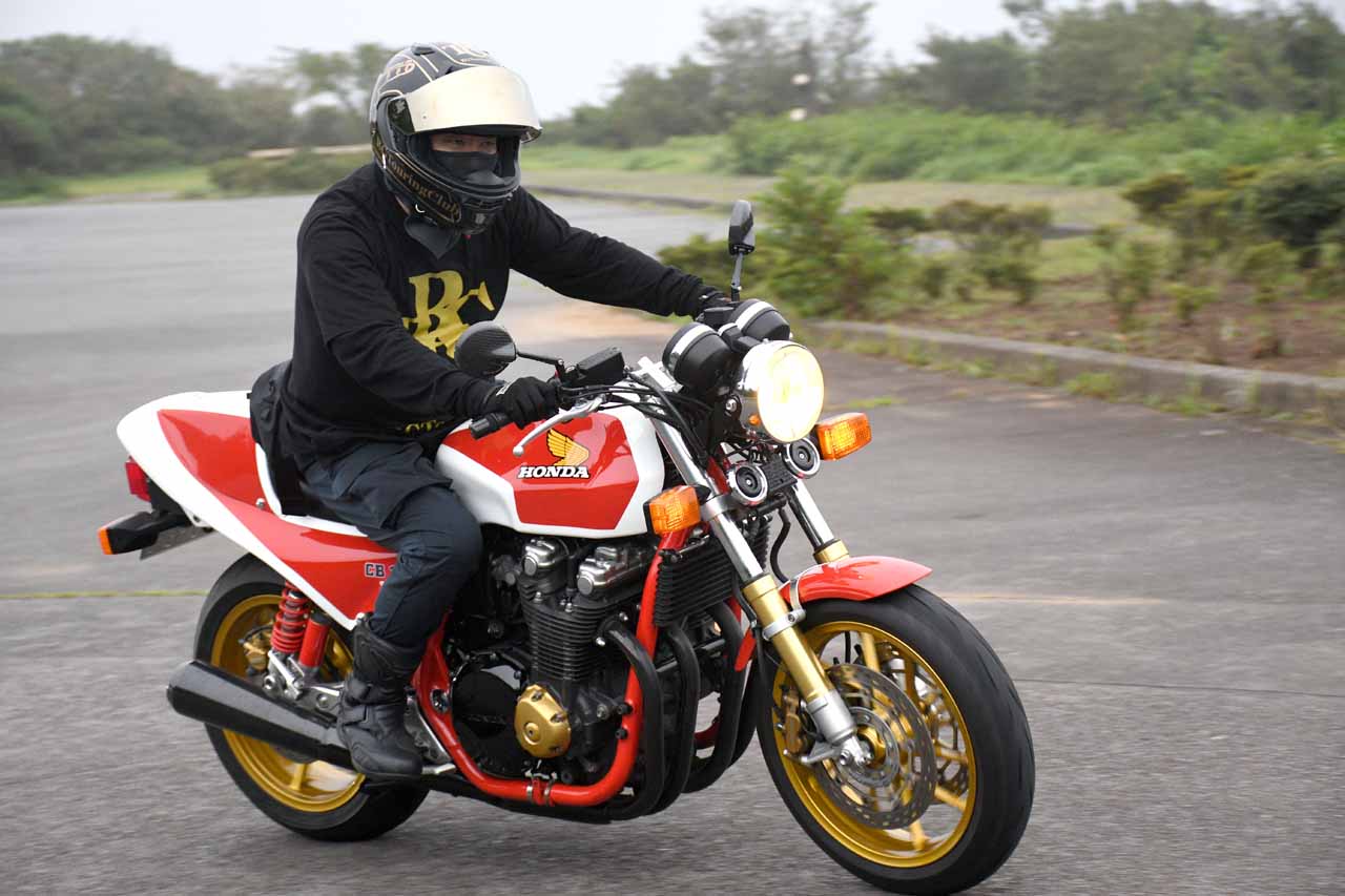 画像1: レイザーラモンRGさん+CB1100。ドレミコレクションでtypeRを購入、さらに今年の入ってノンカウルとし、CB1100RのもとになったRB1仕様としています!シブすぎる!
