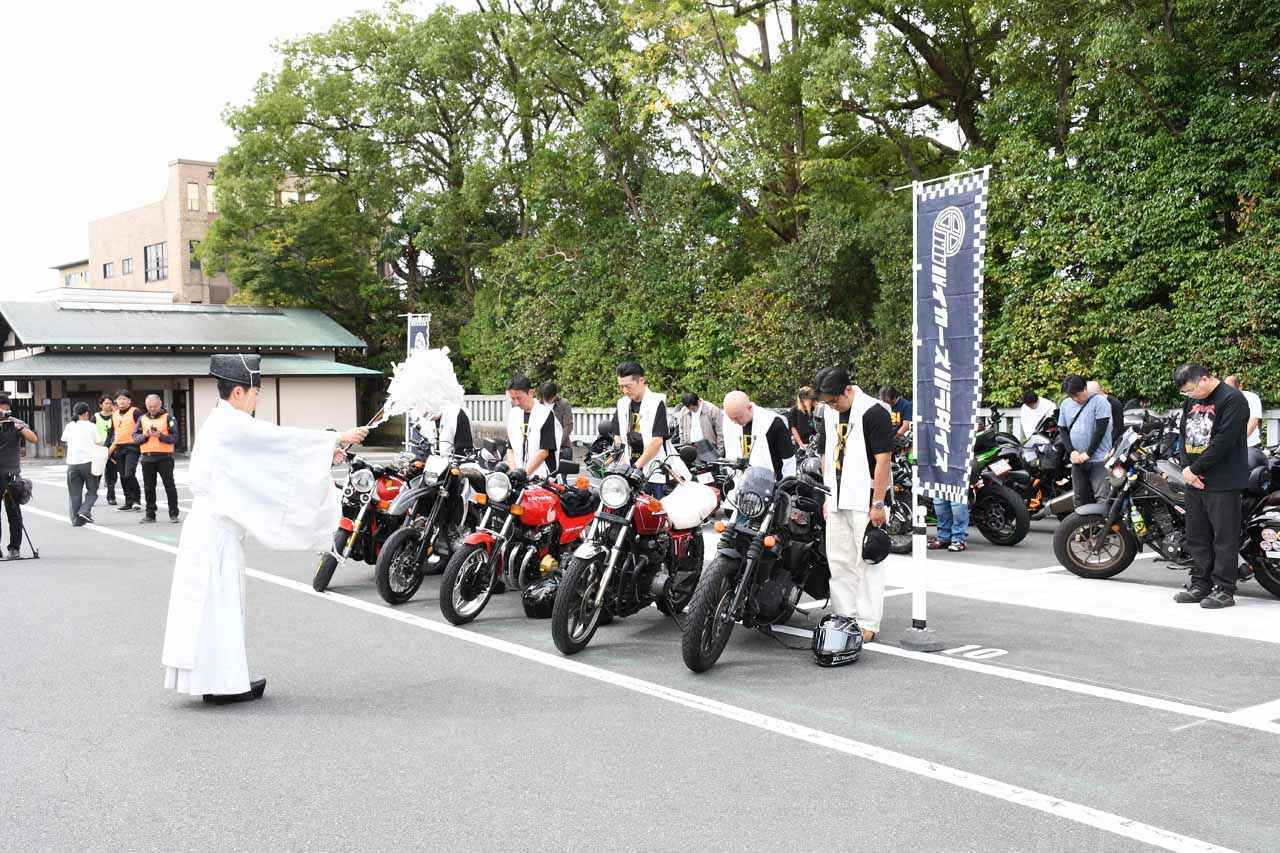 画像1: だるま山高原レストハウスで。きちんと使用許可をとっての集合です。