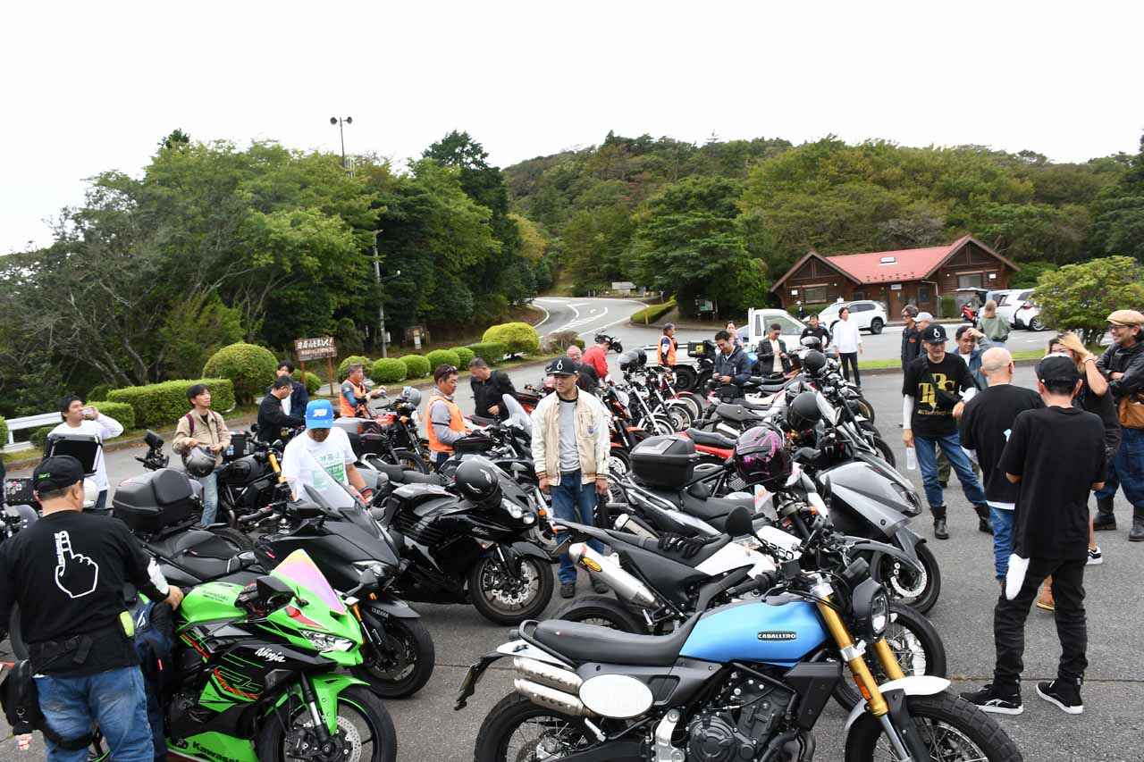 画像3: だるま山高原レストハウスで。きちんと使用許可をとっての集合です。