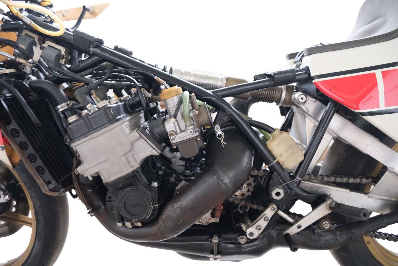 画像: ワークス409エンジンは、748㏄から115ps/10000rpm以上を発揮。当初公表された性能ですが、レースを重ねるごとに改良が重ねられたといいます。