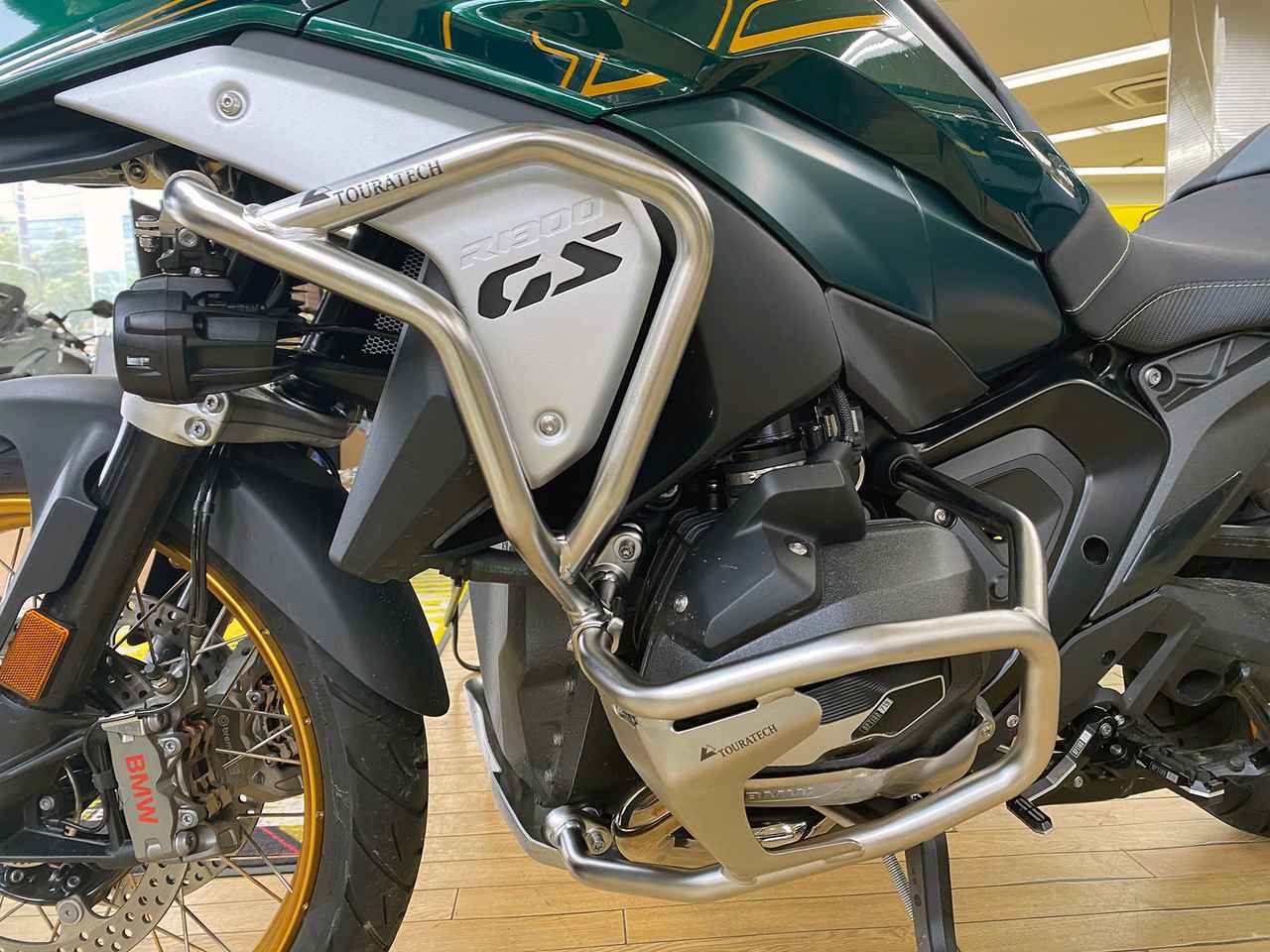 画像: エンジンクラッシュバーなどを取り付けると、ガードだけでなく転倒時のバイクの引き起こしもやりやすくなる