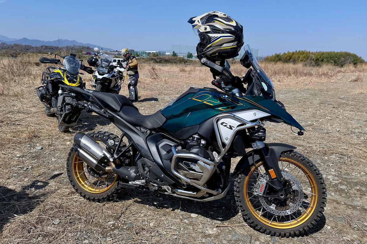 画像: BMW R1300GS エンジンクラッシュバー、アッパークラッシュバー、ハンドガード、クイックリリースヘッドライトガード、ショートブレーキレバー、アドベンチャーフォールディングミラー、大型ステップ、各種プロテクターを装備。