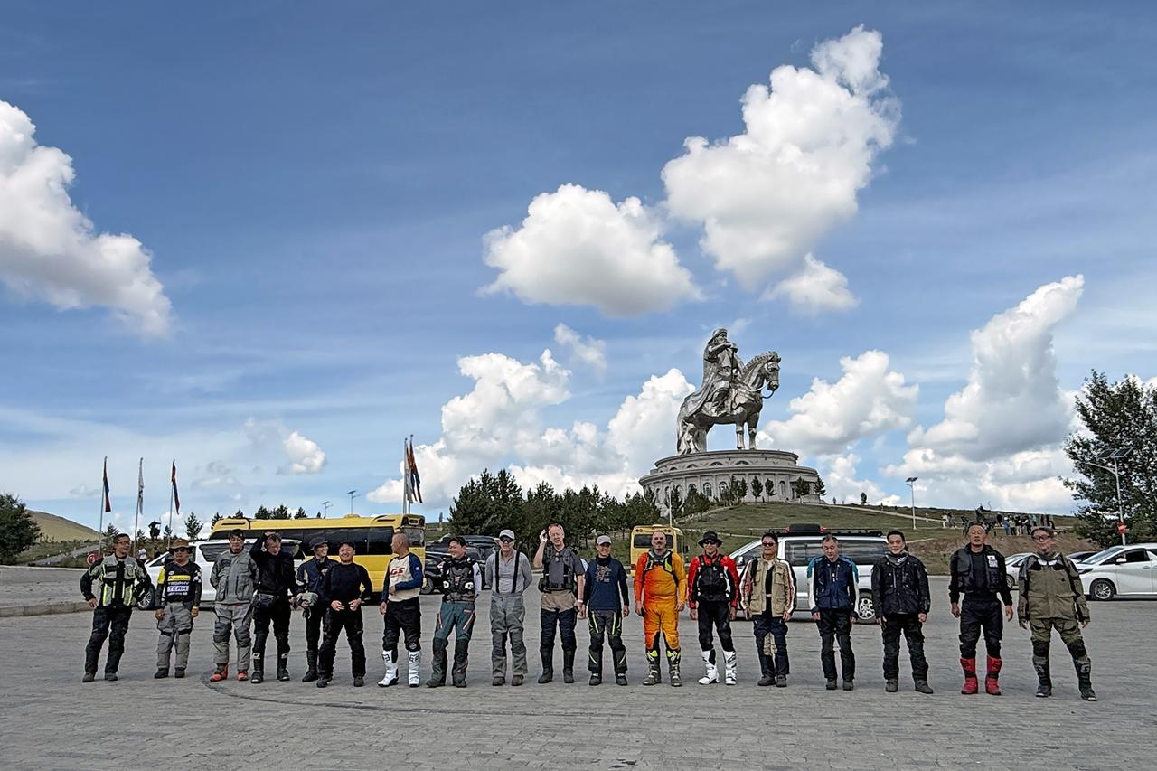 画像: チンギス・ハーン像の前に勢揃いした18人のメンバー