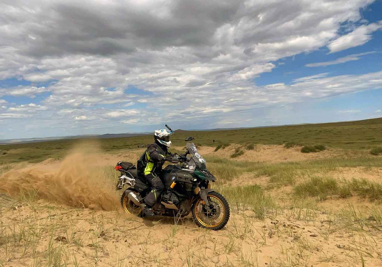 画像: R1300GSA ASA仕様で果敢にサンドを攻める政岡氏