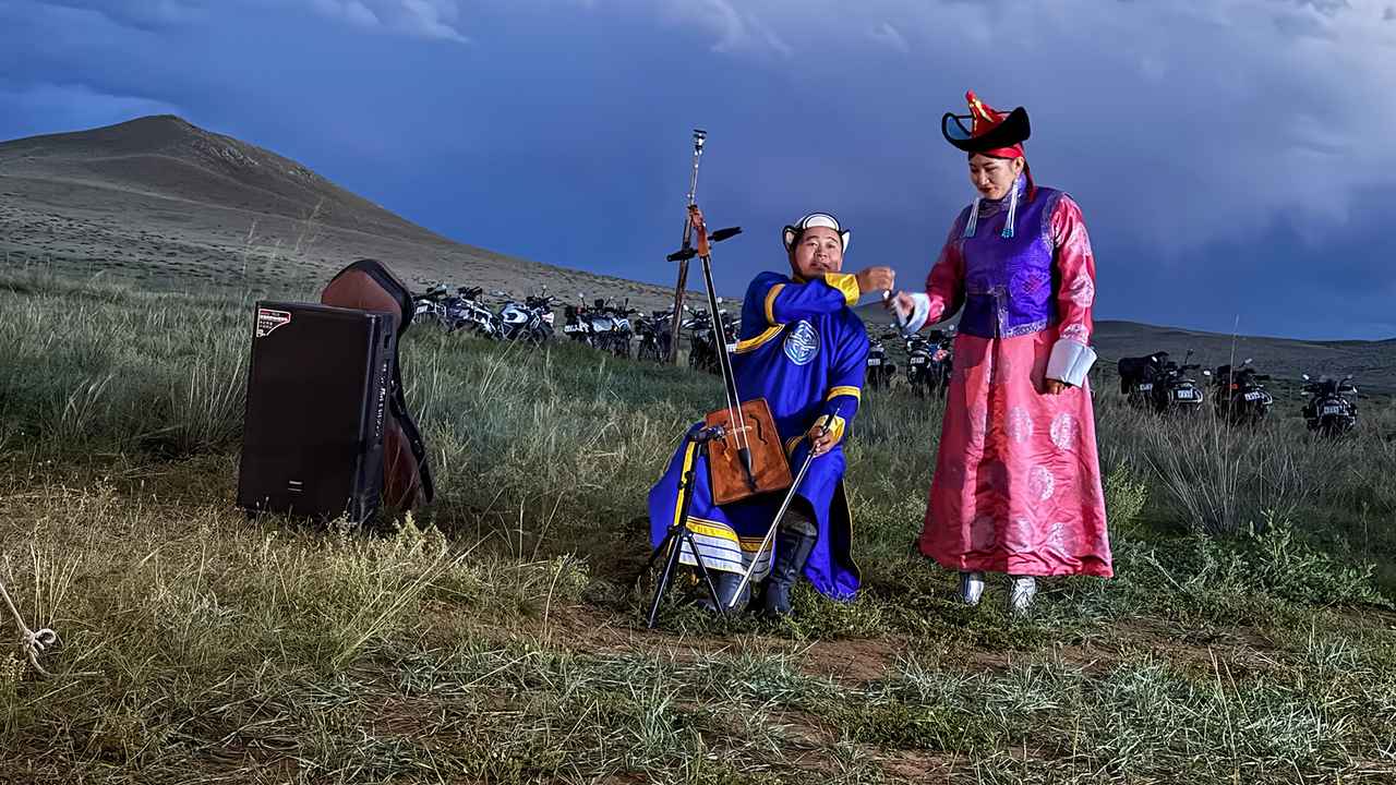 画像: 草原の風を思わせる低音とメロディを奏でる高音が特徴のホーミーと馬頭琴がモンゴルの大地を響かせた