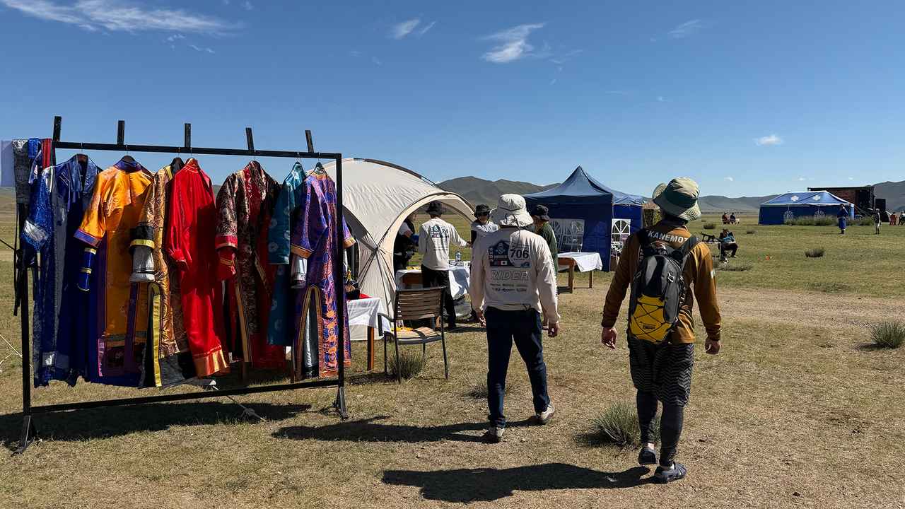 画像: キャンプサイトの隣では祭が始まり、様々な出店が現れた