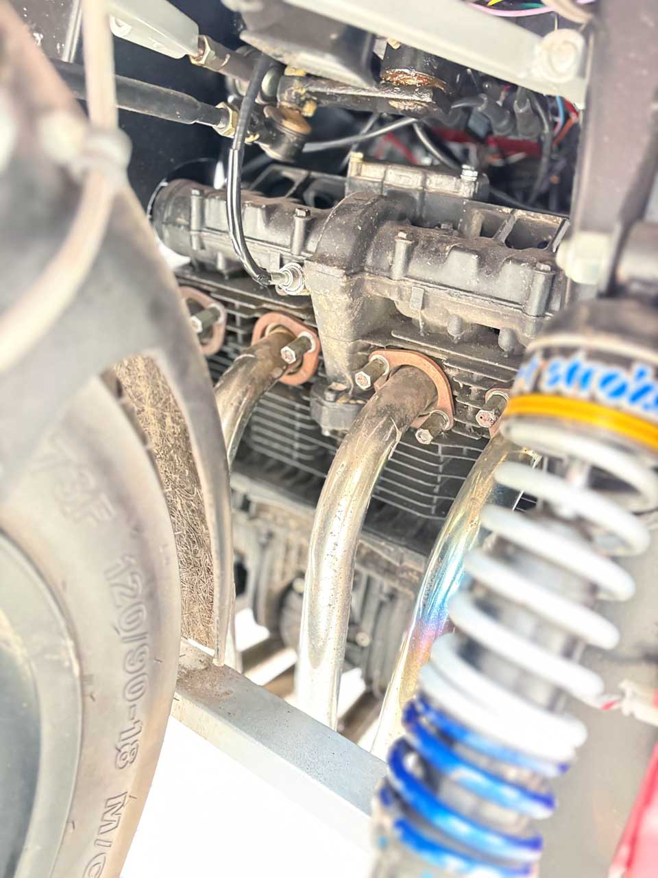 画像: スズキGS850 Gのエンジンとシャフトドライブを移植。およそ80馬力の出力は、300kg近い車重にも十分な性能とされました。