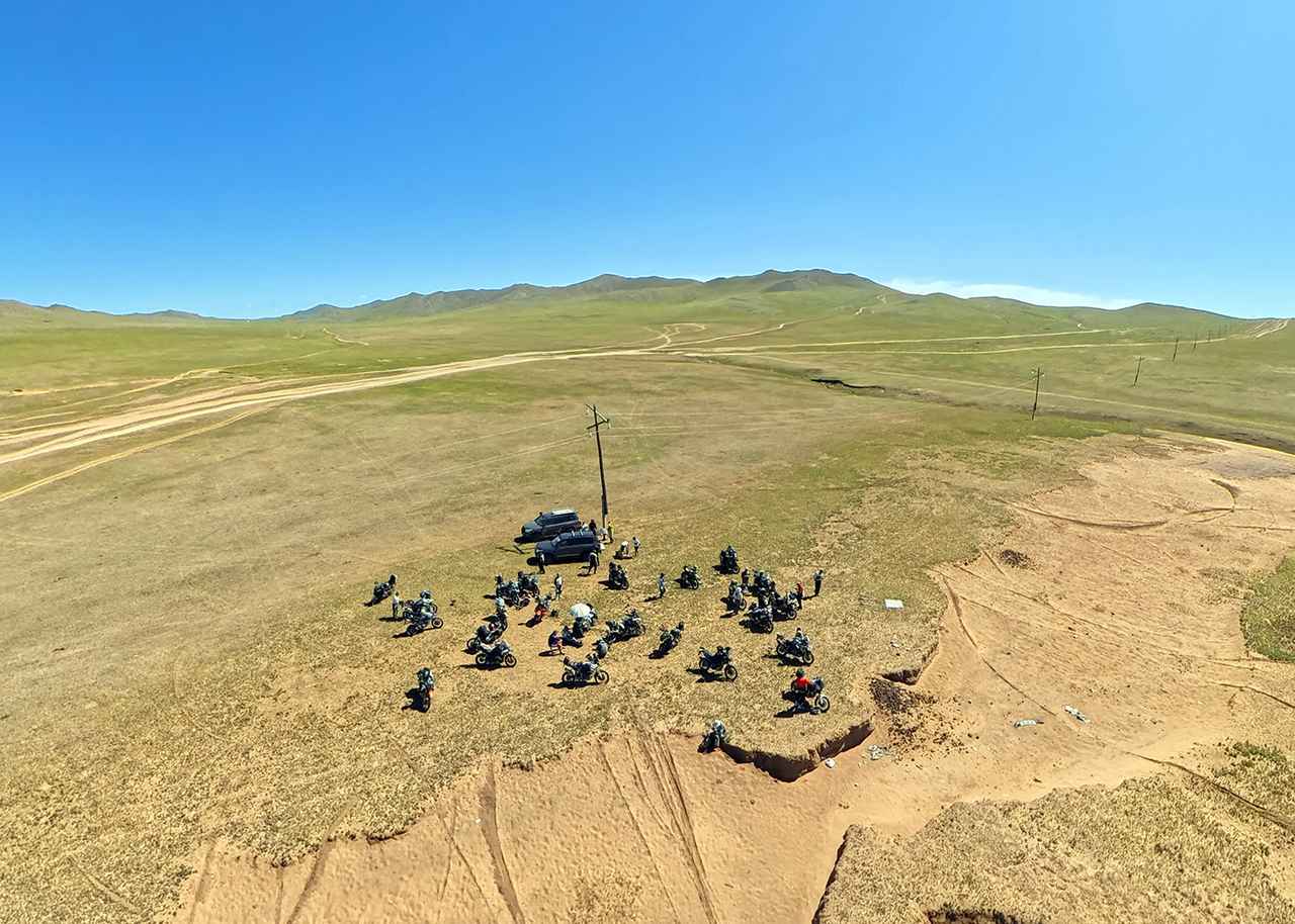 画像: ランチは草原で弁当を広げ、360度のパノラマを独占した