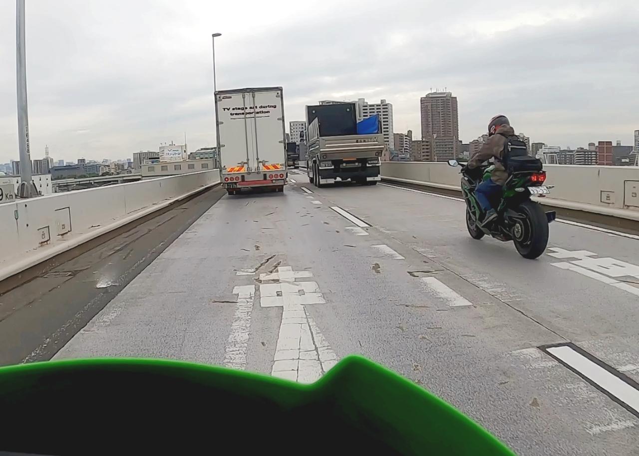 画像: 二輪車は軽量で、四輪車とは道路への影響も異なる。それでも現在は軽自動車と同じ料金区分だ。