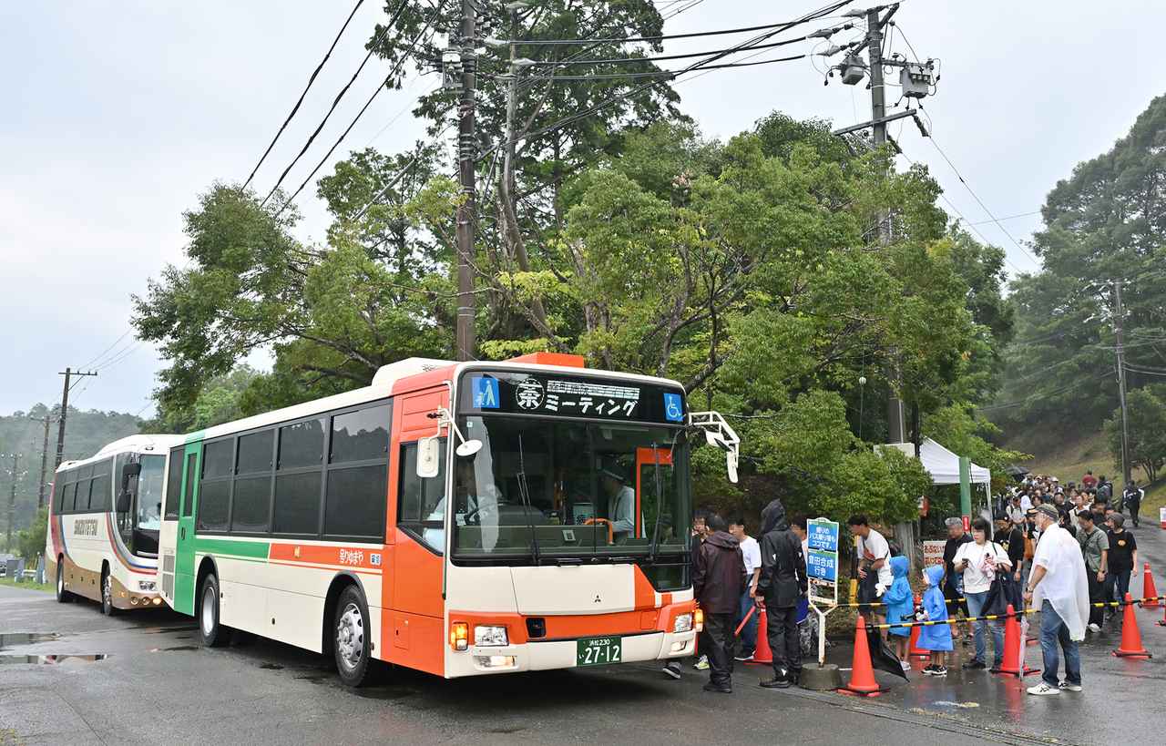 画像: 駐車場や駅から会場を結ぶシャトルバス。本数も多く、来場者たちにとって有効な移動手段となっていた。