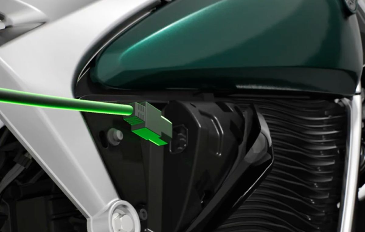画像: 車体の充電口にケーブルを接続して充電する