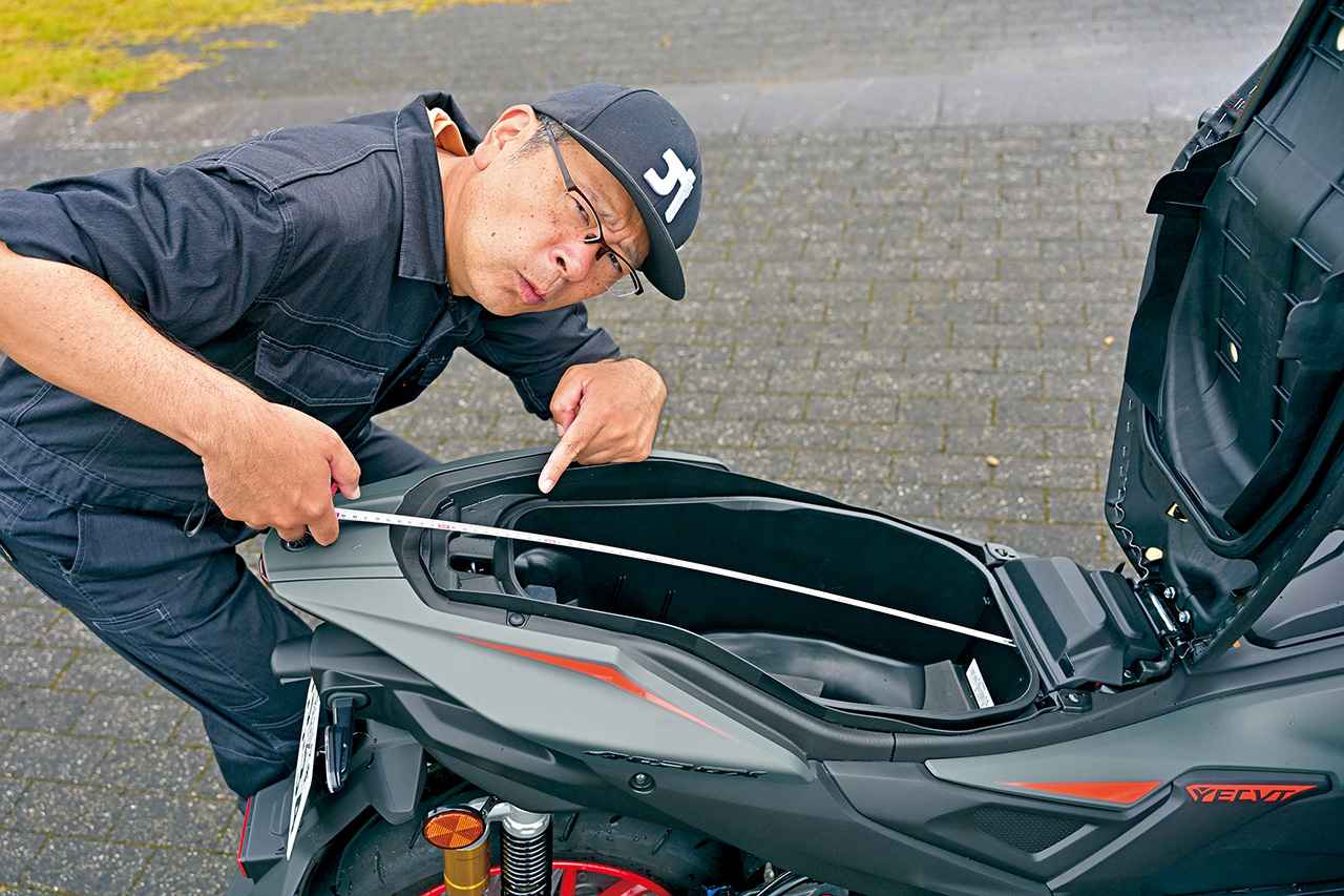 画像: AEROXのメットインスペースはメーカー公表値で約24.5Lとなり、実測してみると前後最長部は約53cm、横最長部は約28cmだった。