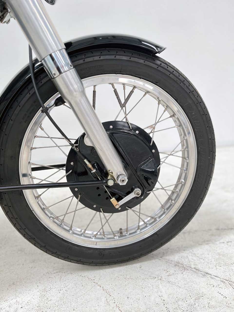 画像: タイヤはF:3.0×19/R:3.5×19で、クラシックレースでおなじみのエイボン製が選ばれています。