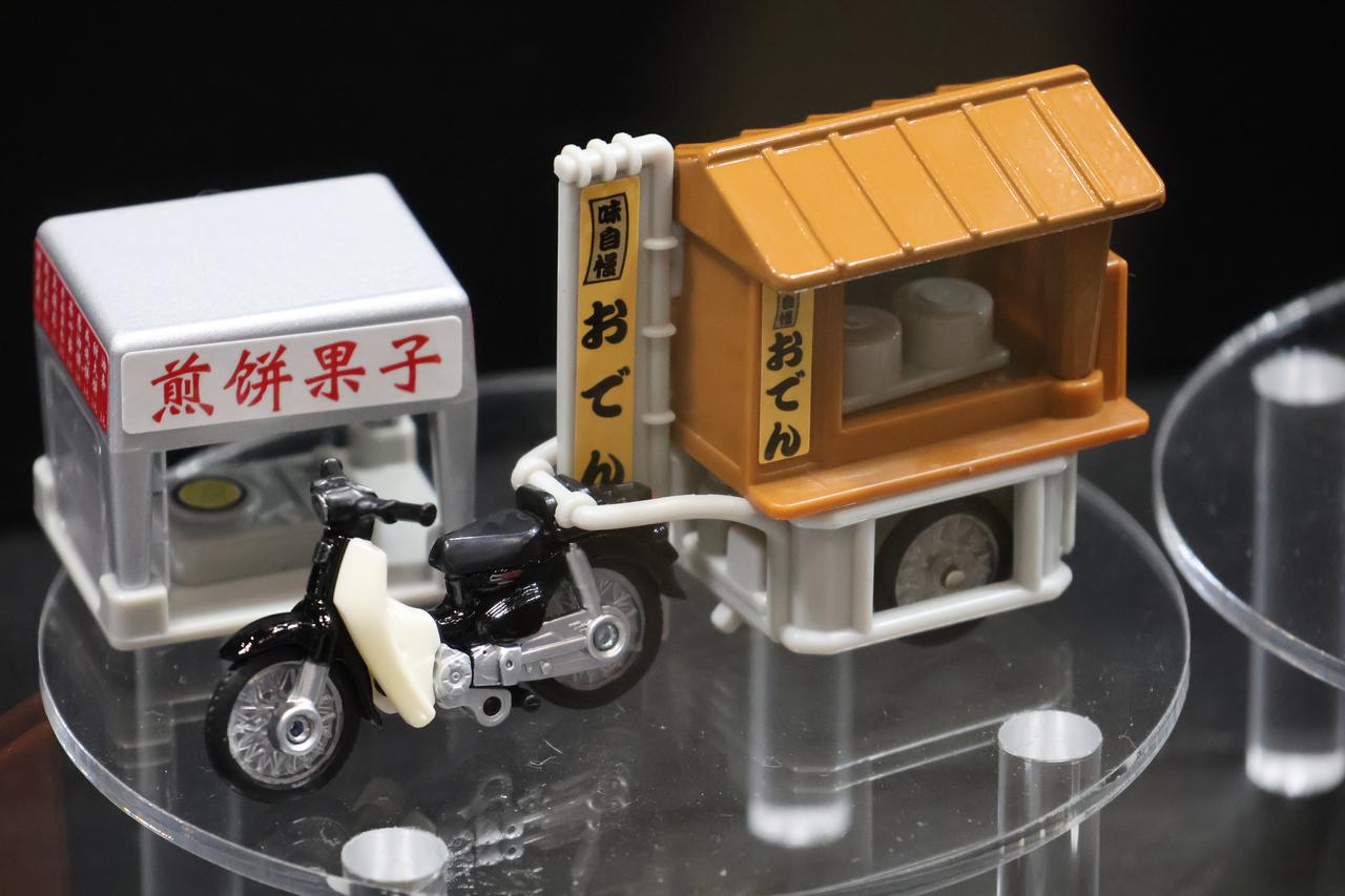 画像: タカラトミー トミカ No.135 ホンダ スーパーカブ＆リヤカー屋台 価格：1100円 参考出品