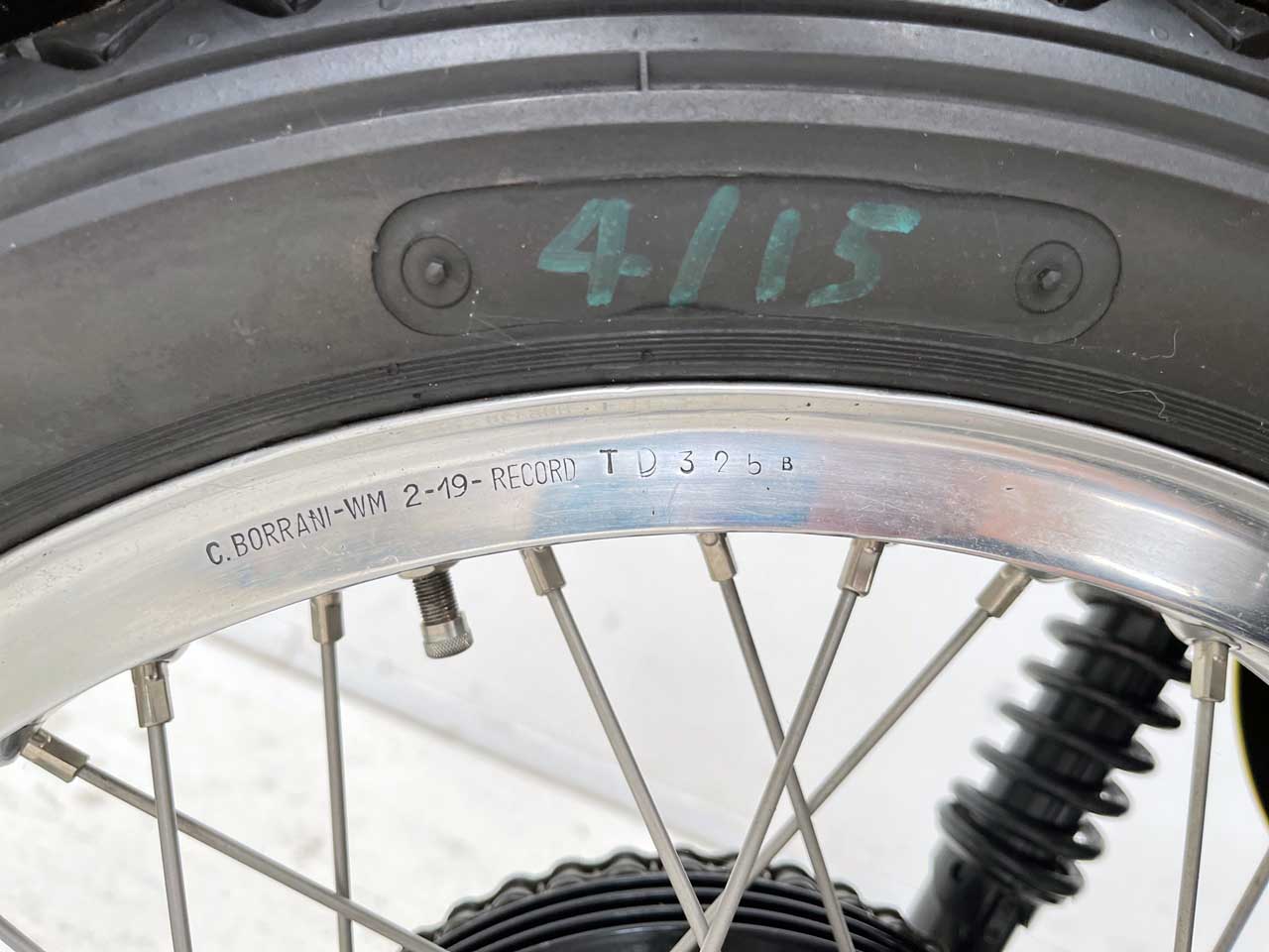 画像: ホイールはこの当時の定番ともいえるボラーニ。WM-2レコードはレース向けに軽量化されたアルミHリムとされています。