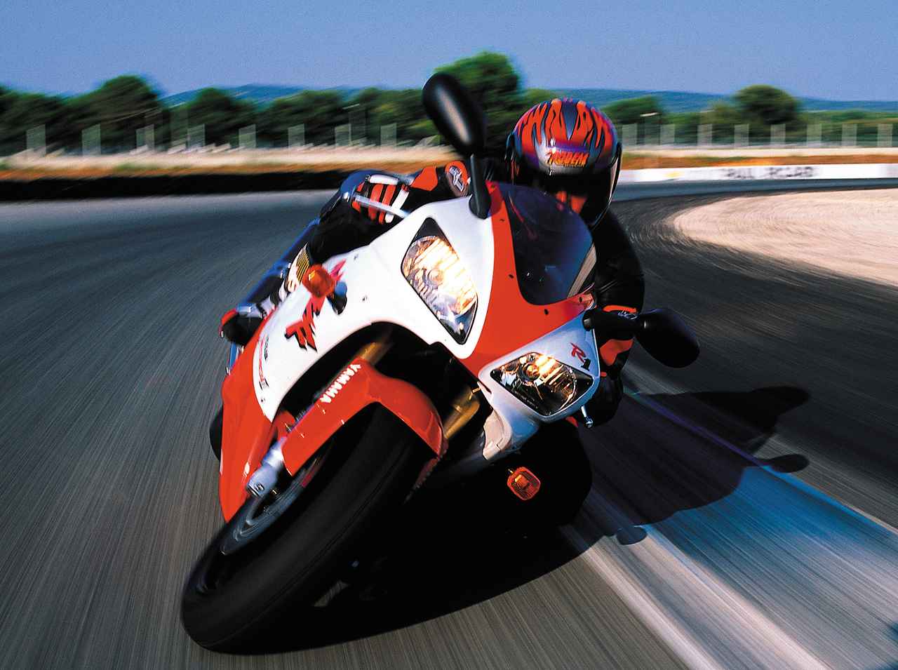 画像: ヤマハ初代「YZF-R1」(1998年)|YZF-R1の歴代モデルを振り返る その1【1998・4XV】 - webオートバイ