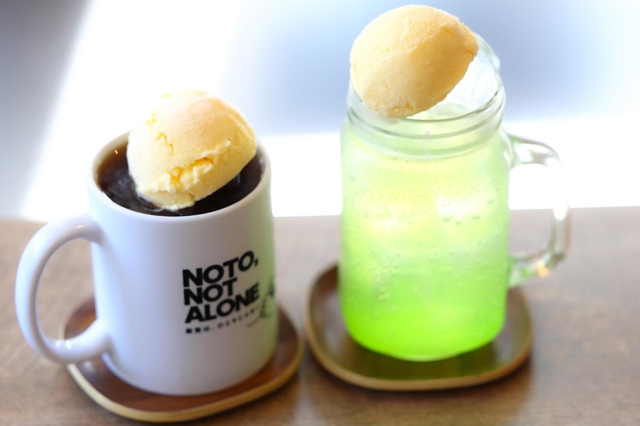 画像: 先輩が飲んだコーヒーフロート（税込600円）と、私のメロン味のソーダフロート「KAWASAKI」（税込600円）。