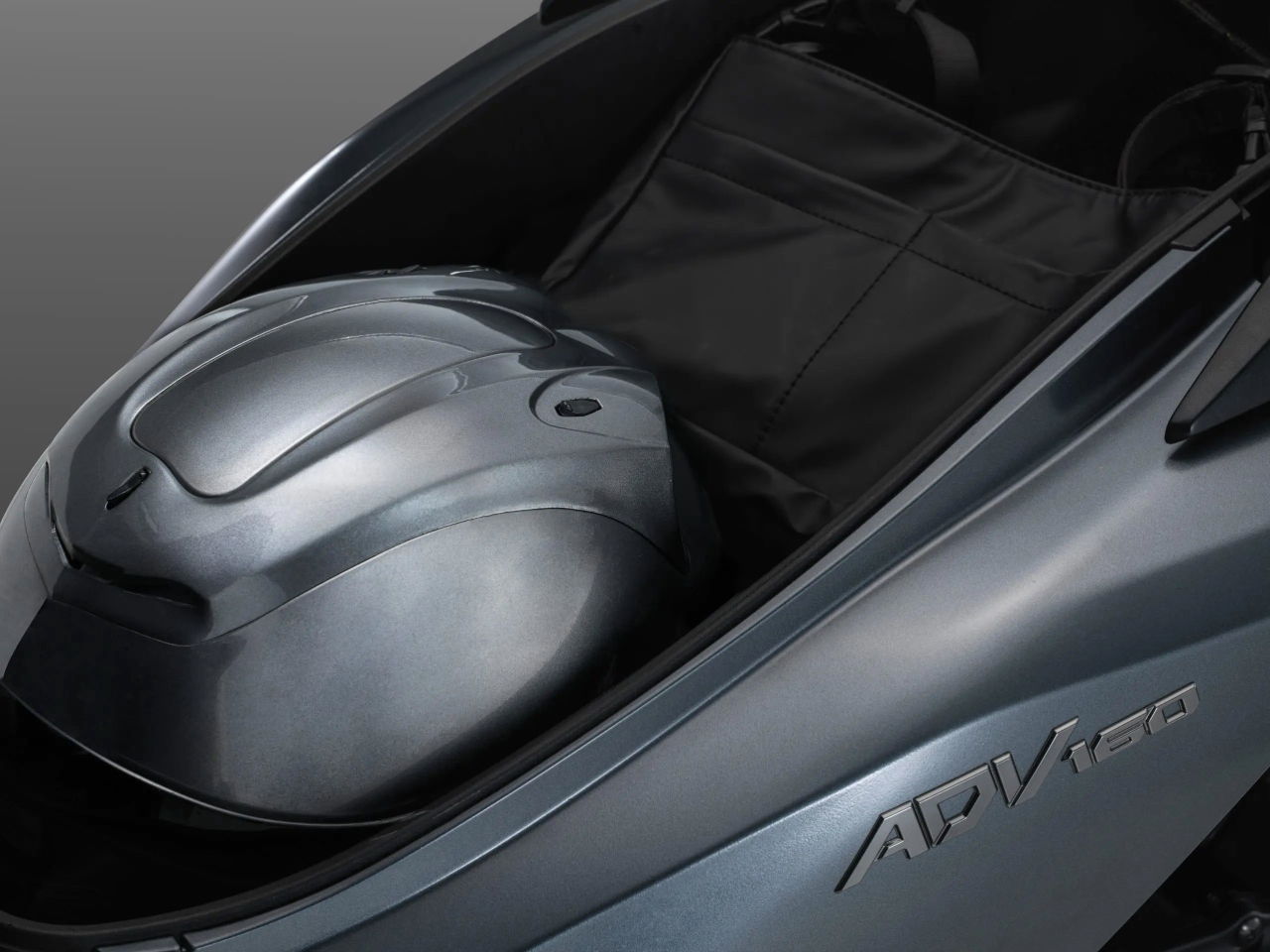 画像7: レーシング色の「ADV160」だっ！ ホンダのモータースポーツを象徴するトリコロールカラーを纏ってマレーシアに降臨【海外】