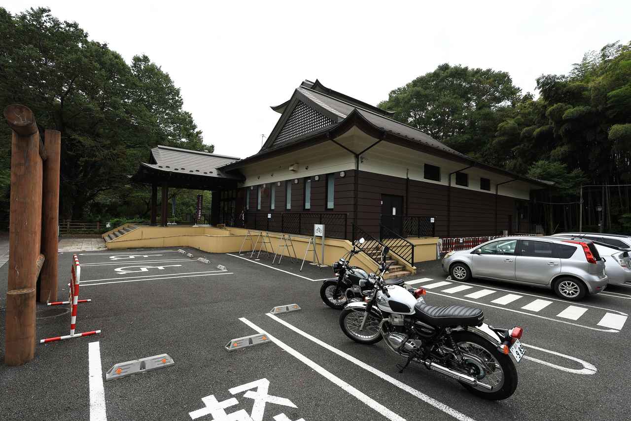 画像: 奥に見えるのは「龍門ふるさと民芸館（栃木県那須烏山市滝414）」。営業時間：9時～16時、定休日：火曜日となっており、館内には売店や休憩スペース、カフェなどが併設している。