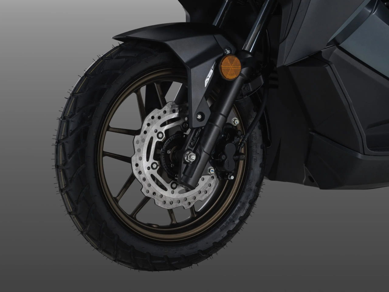 画像5: レーシング色の「ADV160」だっ！ ホンダのモータースポーツを象徴するトリコロールカラーを纏ってマレーシアに降臨【海外】