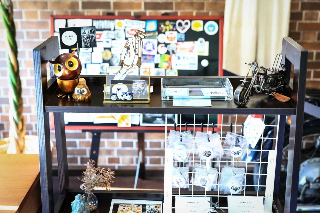 画像1: ヘルメットラックが用意されているのも嬉しいポイント。グッズなども販売されていた。お店の象徴でもあるフクロウの置物が可愛らしい。