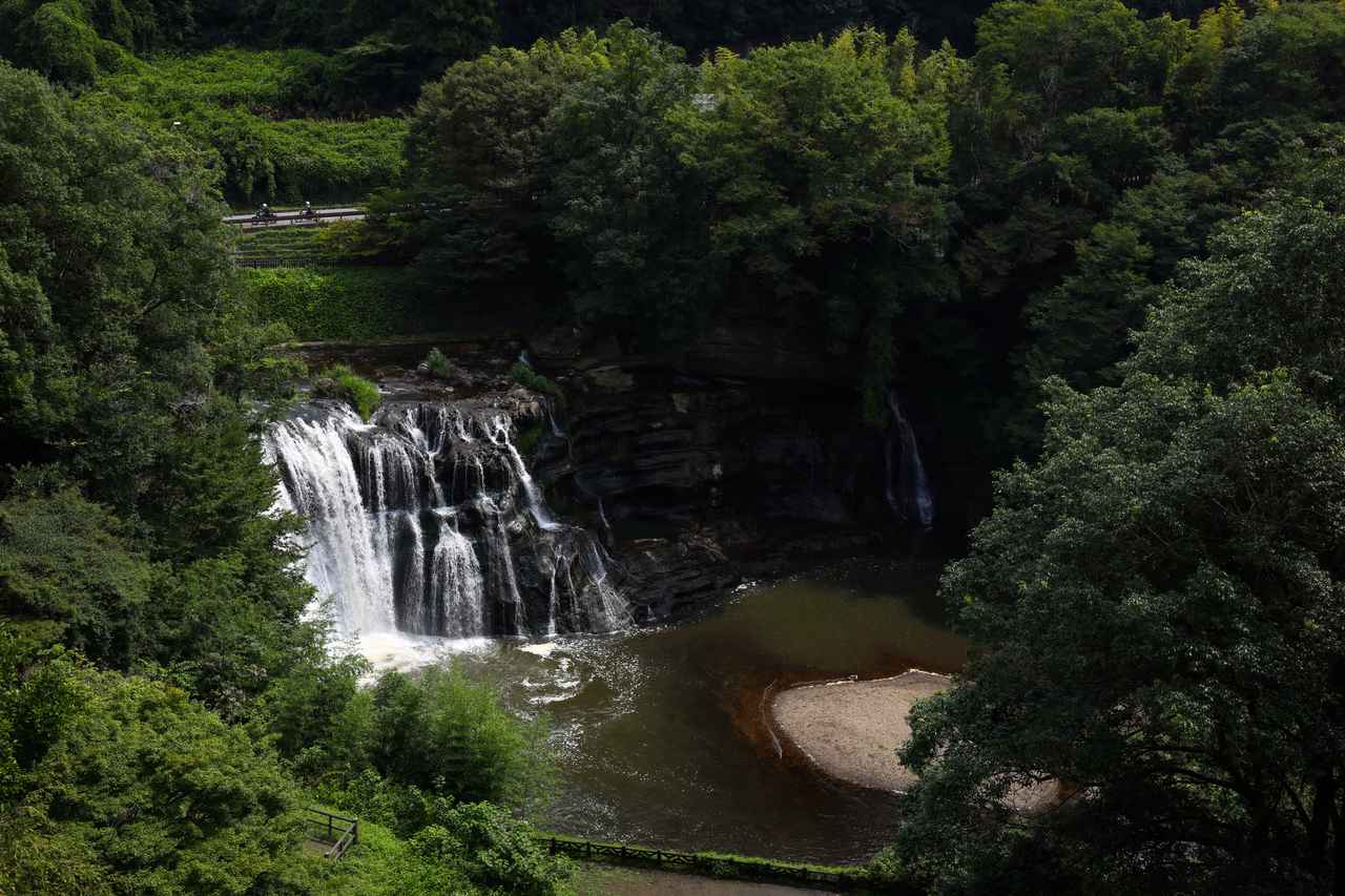 画像1: 神様が住む、龍門の滝