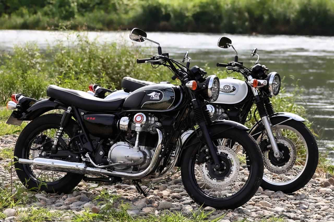 画像: Kawasaki MEGURO K3／W800 2026年モデル 総排気量：773cc エンジン形式：空冷4ストロークSOHC4バルブ並列2気筒 シート高：790mm 車両重量：227kg／226kg 発売日：2025年11月1日 税込価格：141万9000円／130万9000円 ※写真左がMEGURO K3、右がW800  ▶▶▶MEGURO K3の製品ページはこちら   ▶▶▶W800の製品ページはこちら