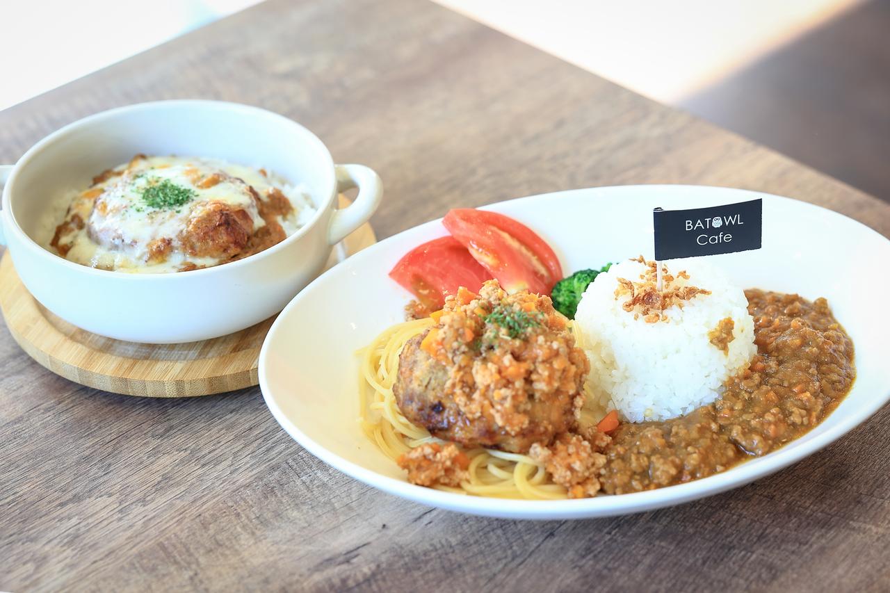 画像: ハンバーグの「焼きカレー（単品）」（税込800円）と、キーマカレー、ハンバーグ、ボロネーゼパスタが贅沢に盛り付けられた欲張りな「BATOWLプレート（単品）」（税込1500円）。