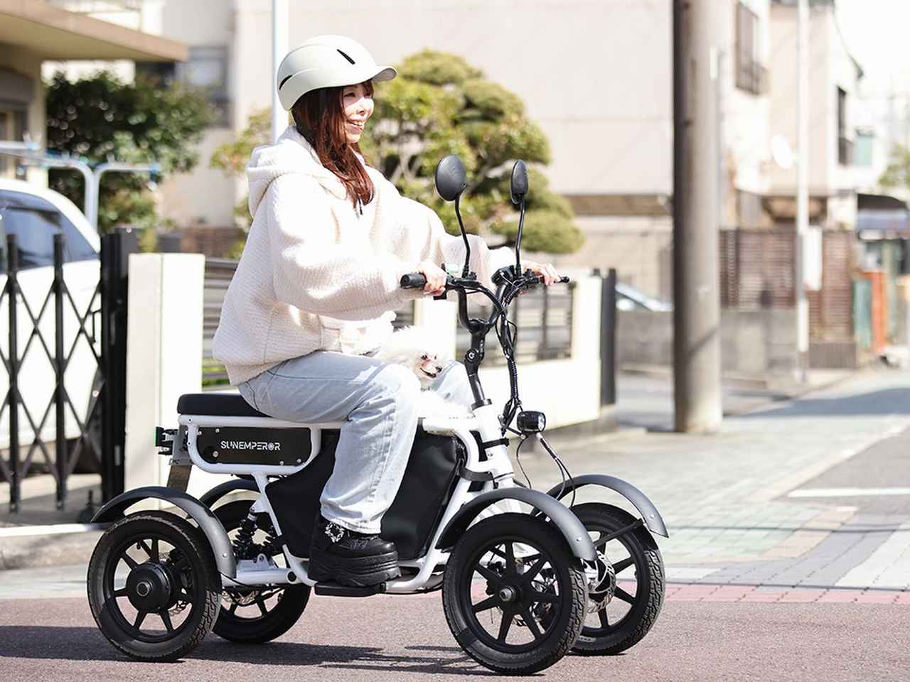 画像: 前2輪・後2輪のSun Emperor「LBIRD」。車体の中央をまたいで座る