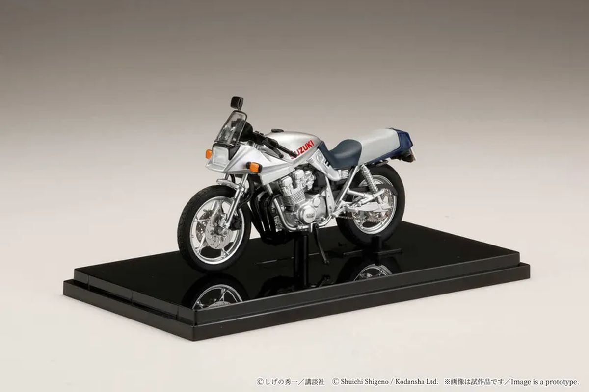 画像: 銀の車体に赤い「SUZUKI」のロゴが映える