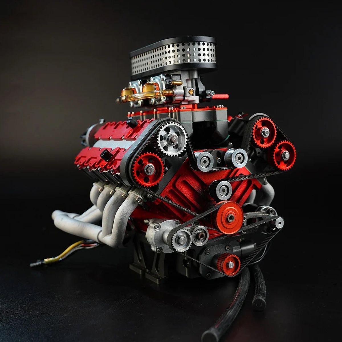 画像: ENJOMOR V8-9078 PRO。赤いカムカバーの上に2連のキャブレターとエアクリーナーが載り、手前にはタイミングベルトとカムプーリーが並ぶ