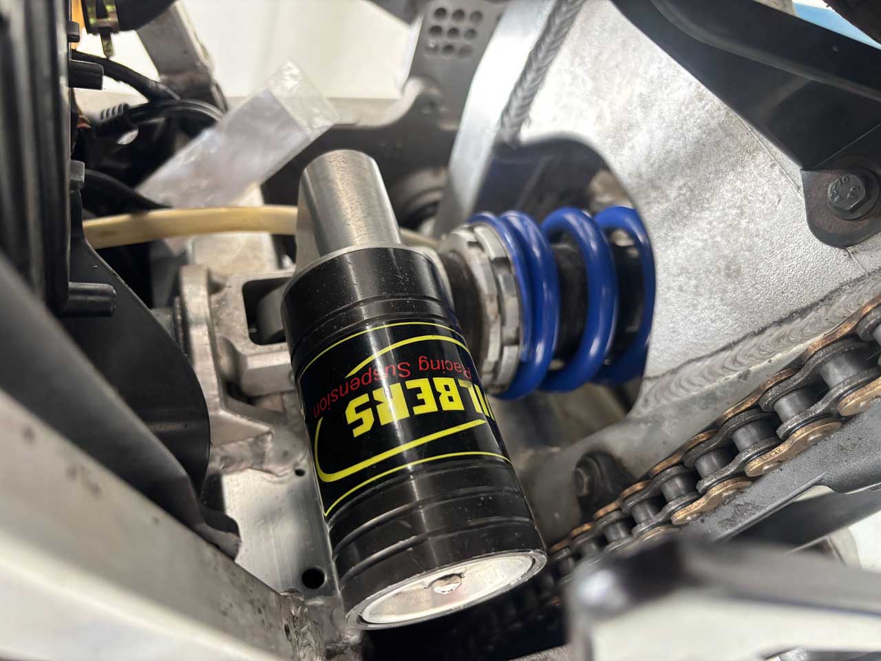 画像: ウィルバースのリヤダンパーもイギリスではポピュラーなパーツ。200km/hオーバーのレース用にチューンされています。