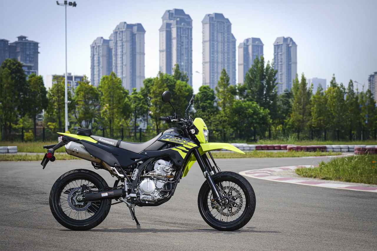 画像17: 「え、新作DFとまとめて日本でも売るの?!」カワサキ「KLX300」シリーズ、最高出力向上した北米2027年モデルが登場！