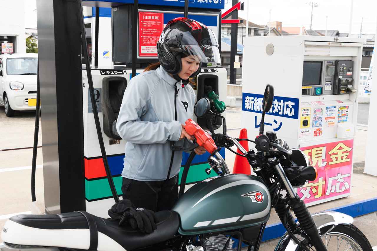 画像: 【JAPAN RIDERS 知恵袋】セルフ給油はどちら側に停めたらいい? - webオートバイ