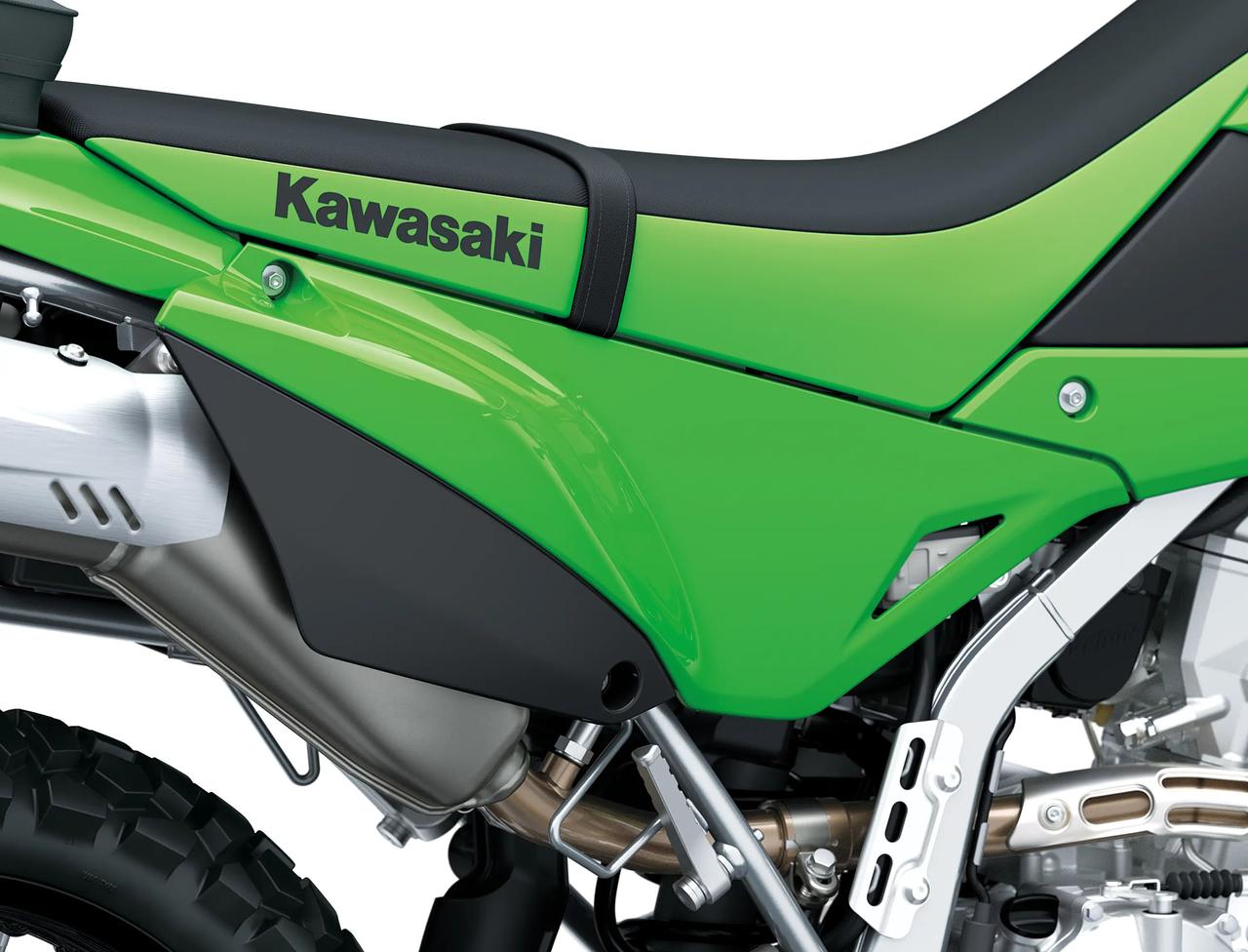 画像6: 「え、新作DFとまとめて日本でも売るの?!」カワサキ「KLX300」シリーズ、最高出力向上した北米2027年モデルが登場！
