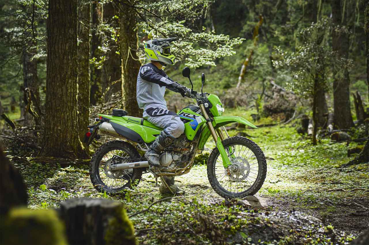 画像12: 「え、新作DFとまとめて日本でも売るの?!」カワサキ「KLX300」シリーズ、最高出力向上した北米2027年モデルが登場！