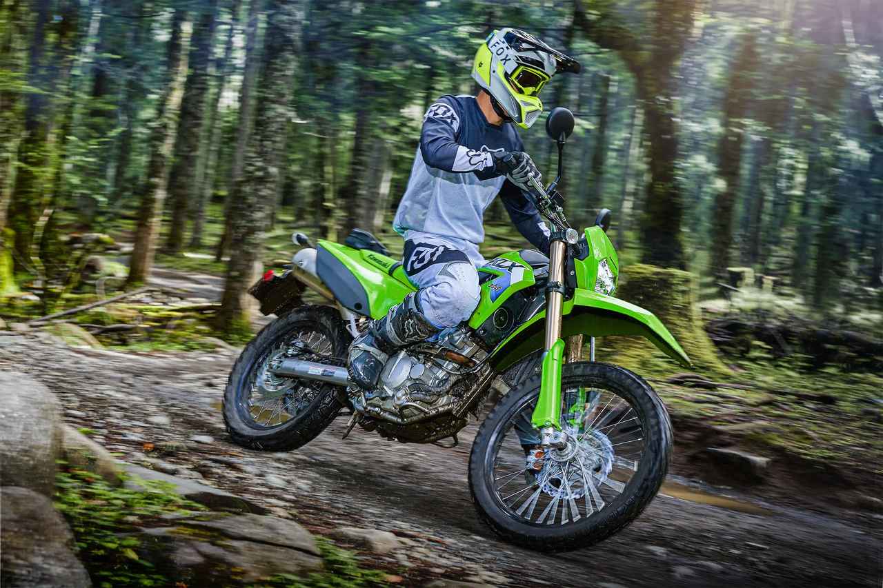 画像13: 「え、新作DFとまとめて日本でも売るの?!」カワサキ「KLX300」シリーズ、最高出力向上した北米2027年モデルが登場！
