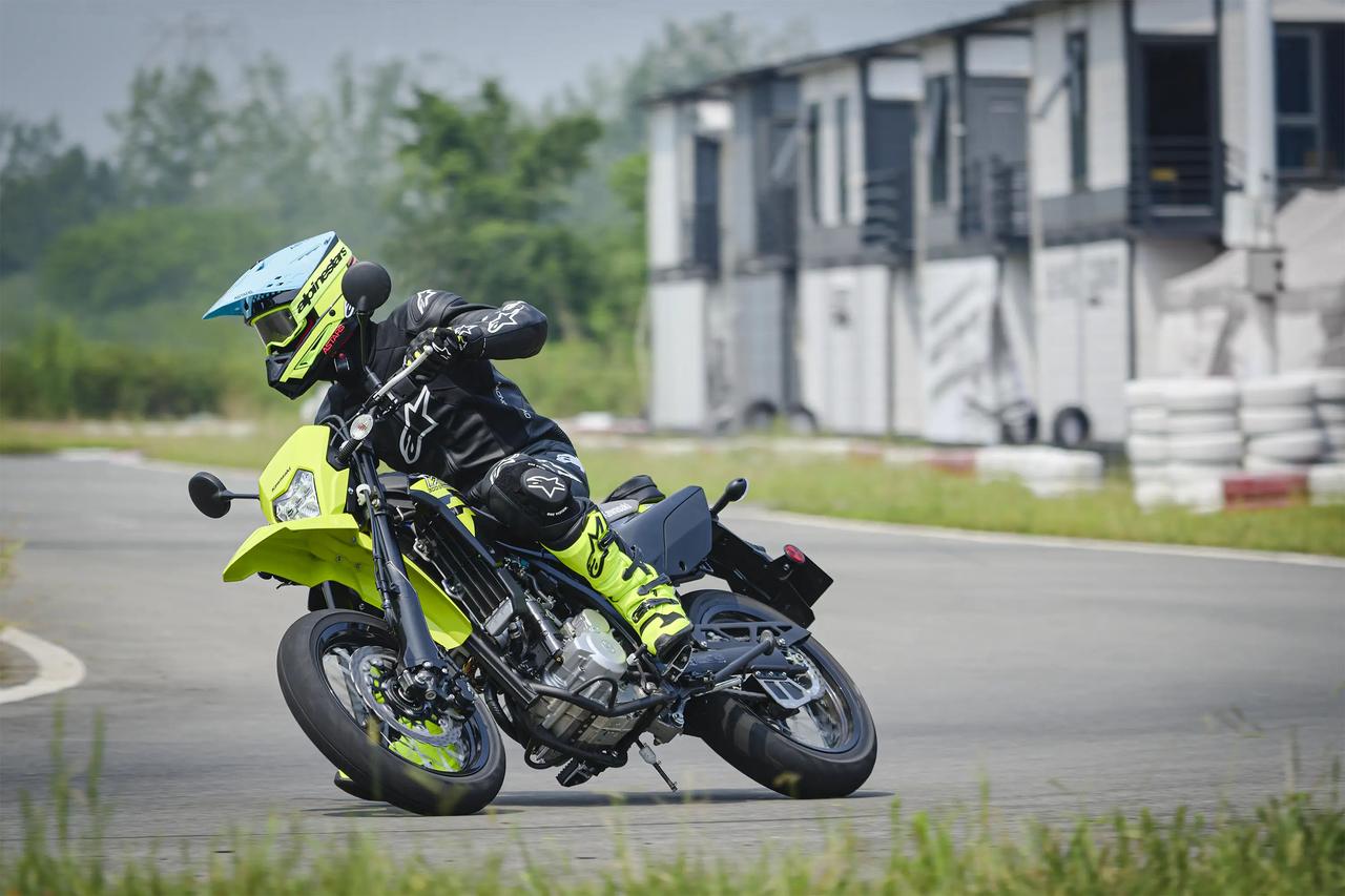 画像36: 「え、新作DFとまとめて日本でも売るの?!」カワサキ「KLX300」シリーズ、最高出力向上した北米2027年モデルが登場！