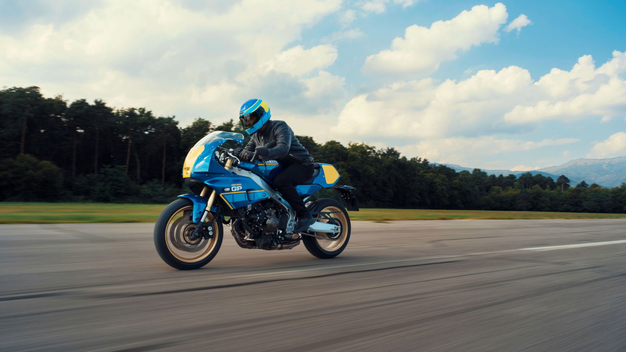 画像1: 来年はゴロワーズカラーだ!! フランスの英雄クリスチャン・サロンの伝説が甦るヤマハ「XSR900 GP」の新色“レジェンドブルー”が登場