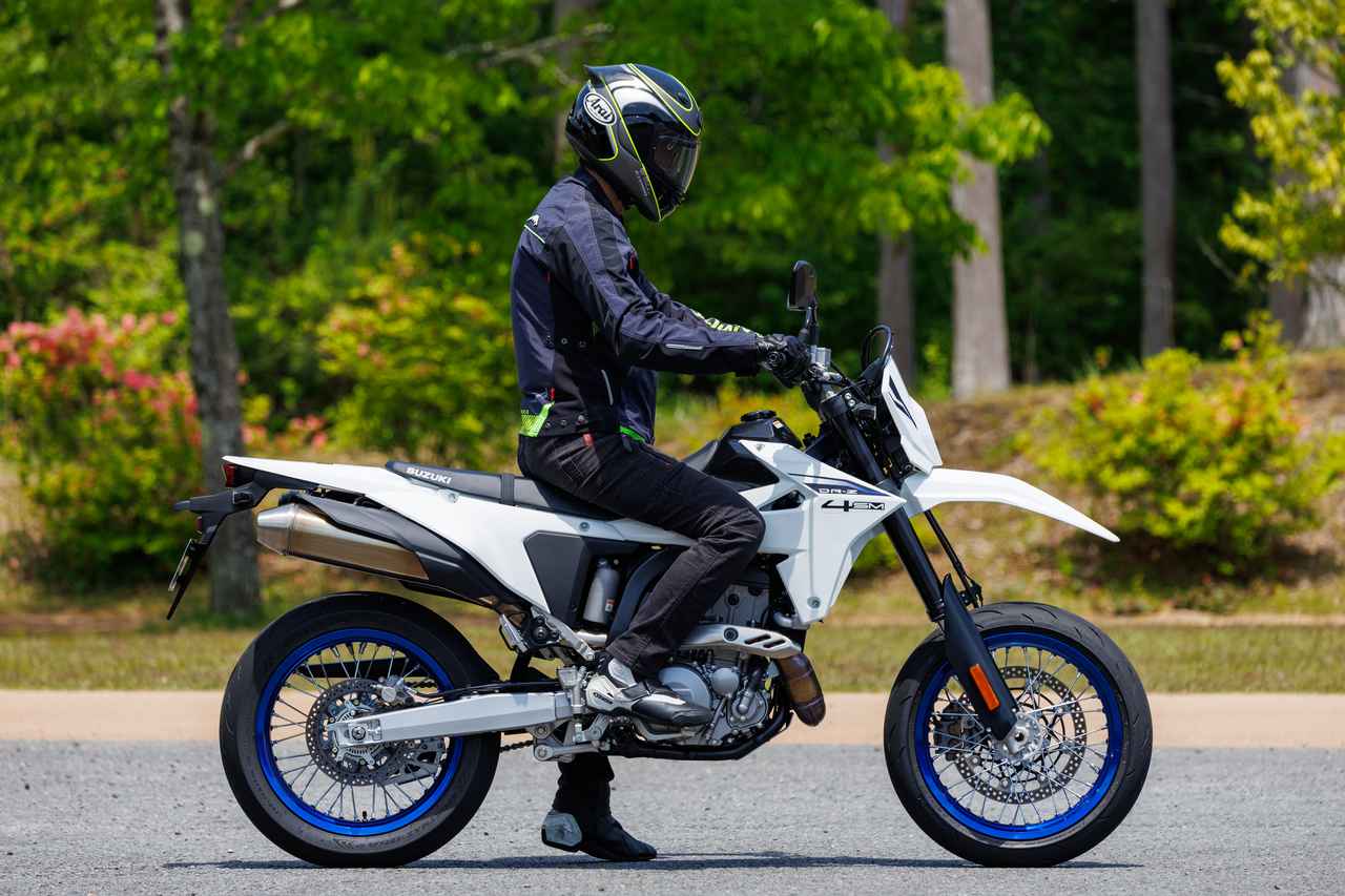 画像1: スズキ「DR-Z4SM」インプレ|最新技術を搭載して16年ぶりに復活!峠を俊敏に駆ける本格モタード