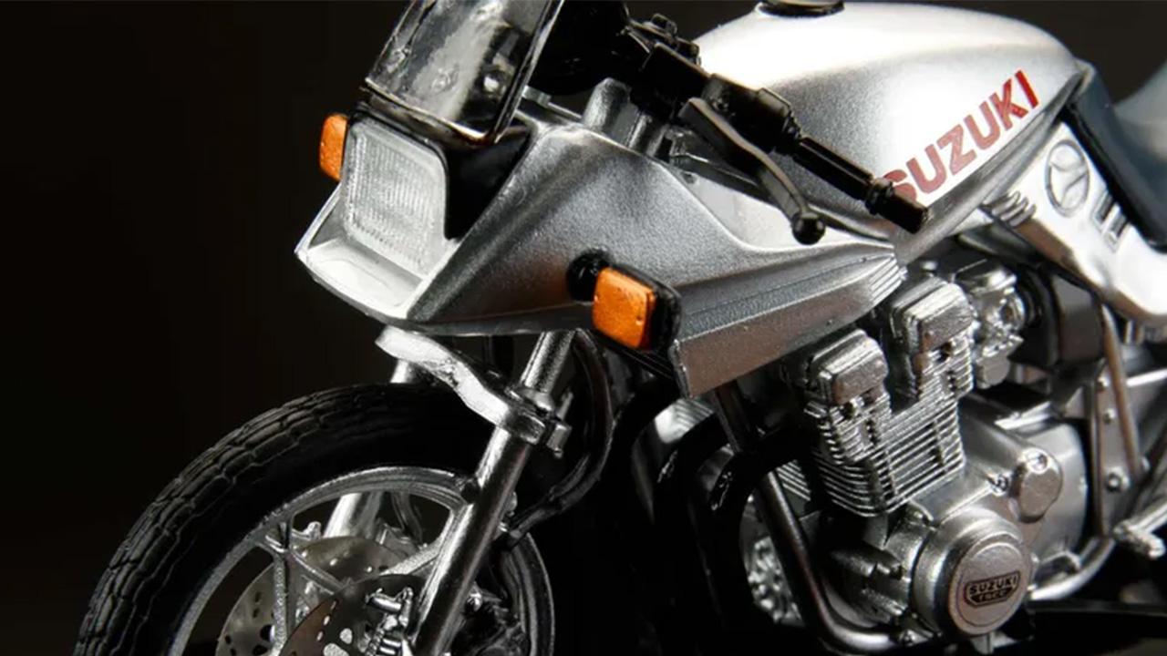 画像: グンが空に送った、あのカタナが机上に帰ってくる。『バリバリ伝説』聖秀吉のGSX750Sが、全長9cmのダイキャスト完成品に - webオートバイ