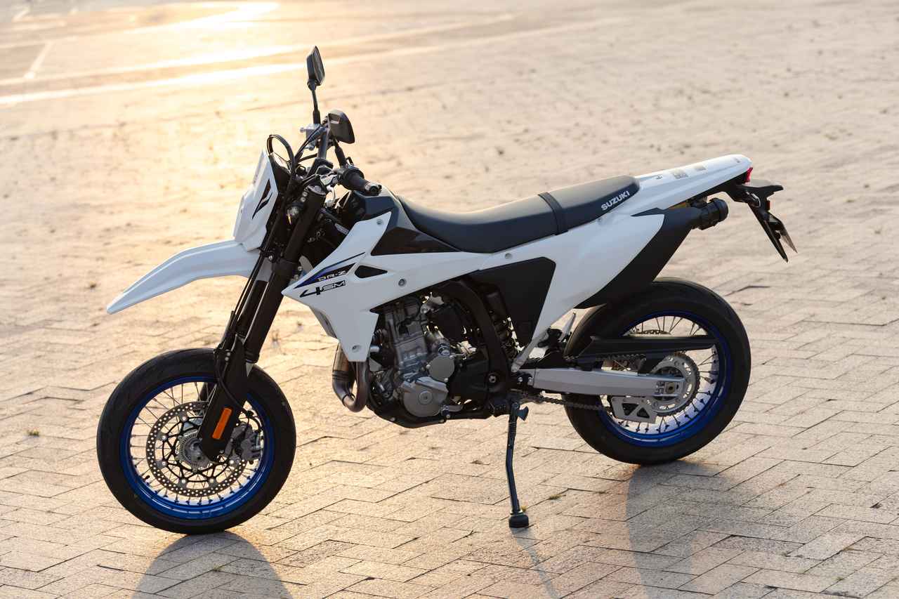 画像: 新型『DR-Z4SM』と往年の名車『DR-Z400SM』の最も大きな違いは「エンジンを使い切らせる」ことにある？【SUZUKI DR-Z4SM ツーリングインプレ・レビュー まとめ編】 - webオートバイ